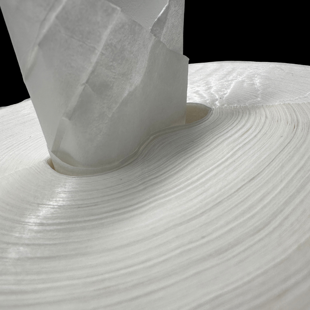 Nahaufnahme des ECO-WIPES 1000 Desinfektionstuchs von Lorino – sichtbare Struktur der Zellstoffbahn und hygienischer Einzeltuch-Auszug